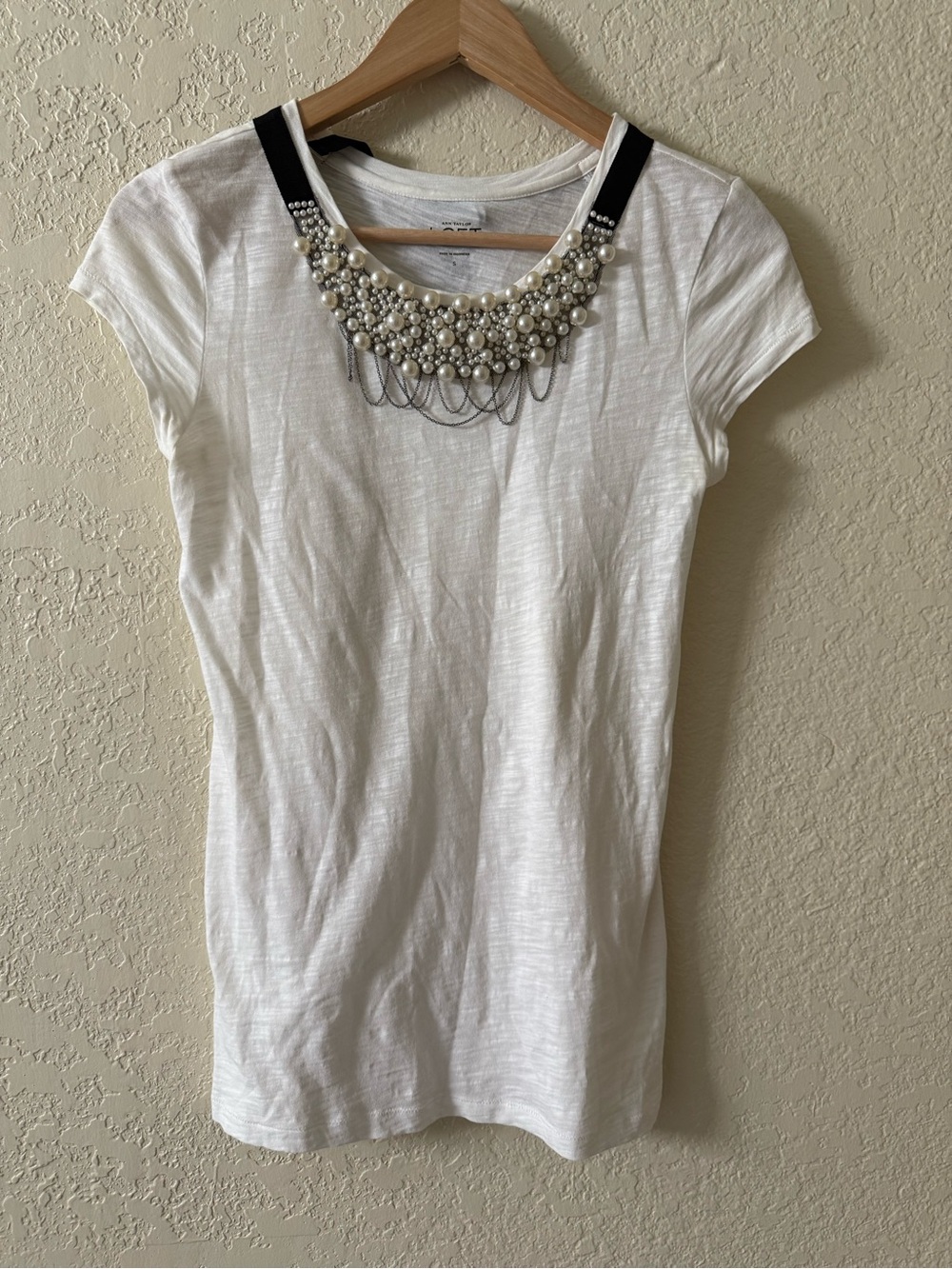 🤍LOFT🤍 White Short-Sleeve Tee with Pearl & Chain Necklace Detail